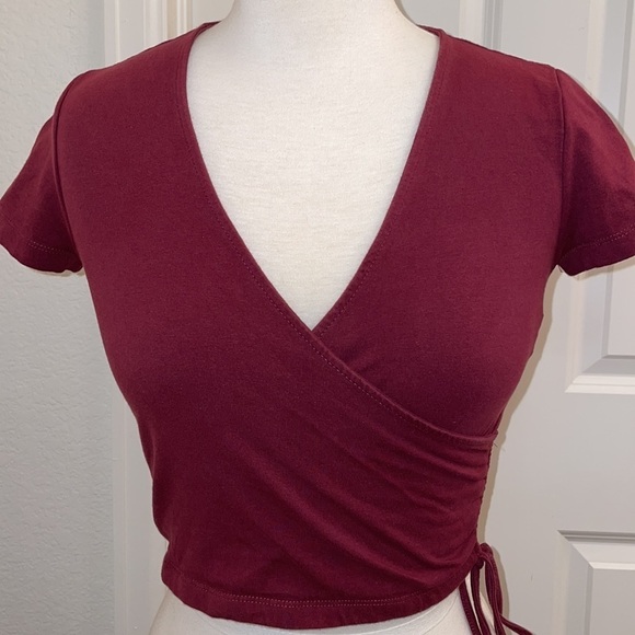 FOREVER 21 V-neck maroon Crop top with side cinch tie in women’s size small - Picture 3 of 9
